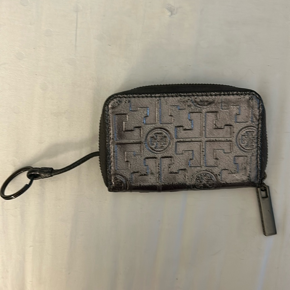 Tory Burch Zip Around card Holder/Cash. 
Keychain
Silver Leather/Smokey Grey
